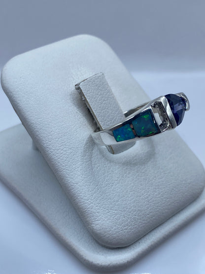 Detalle del ópalo azul cielo engastado a mano en plata .950
