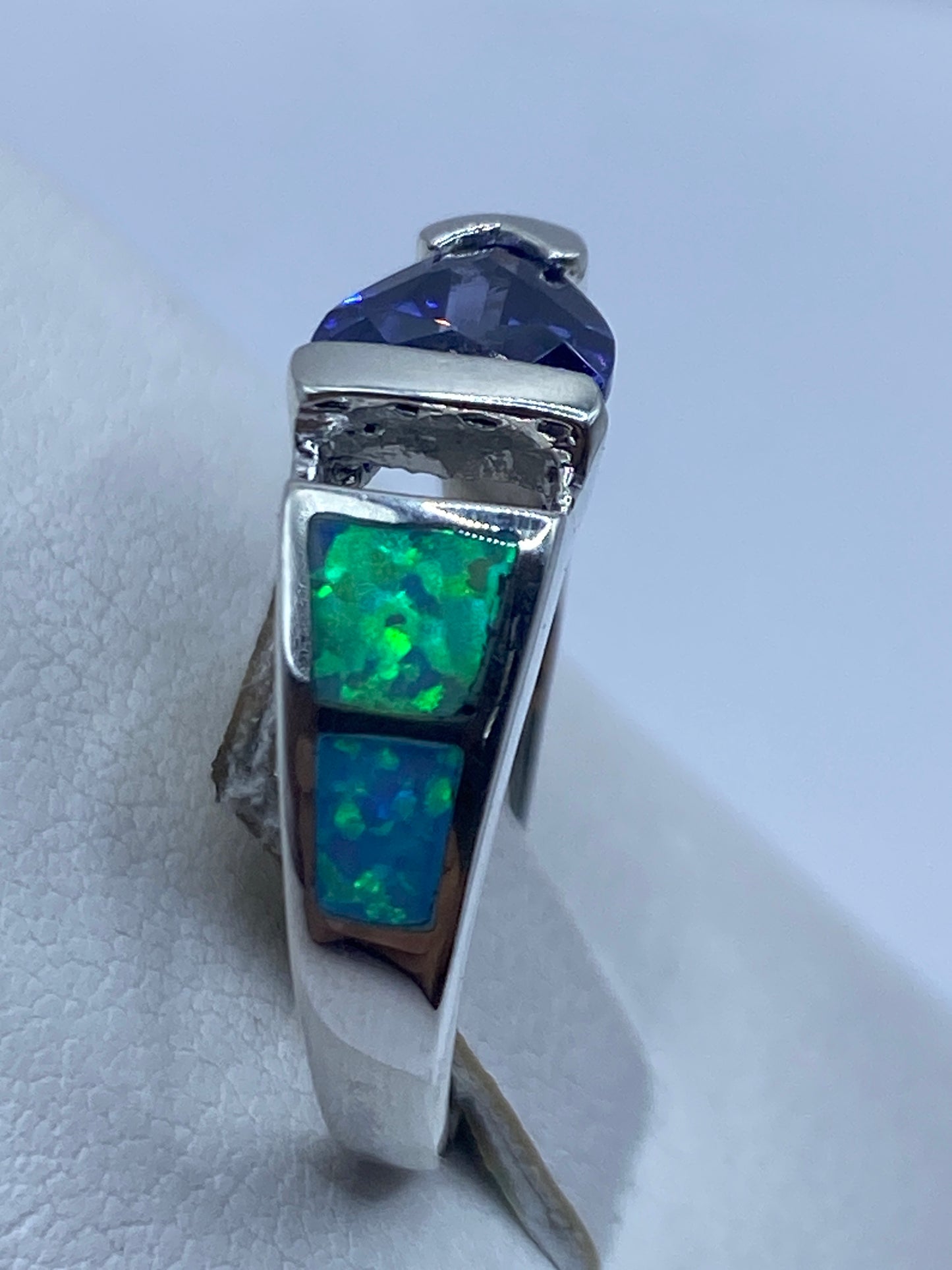 Anillo de plata .950 con ópalo de fuego en dedo, mostrando juego de color natural