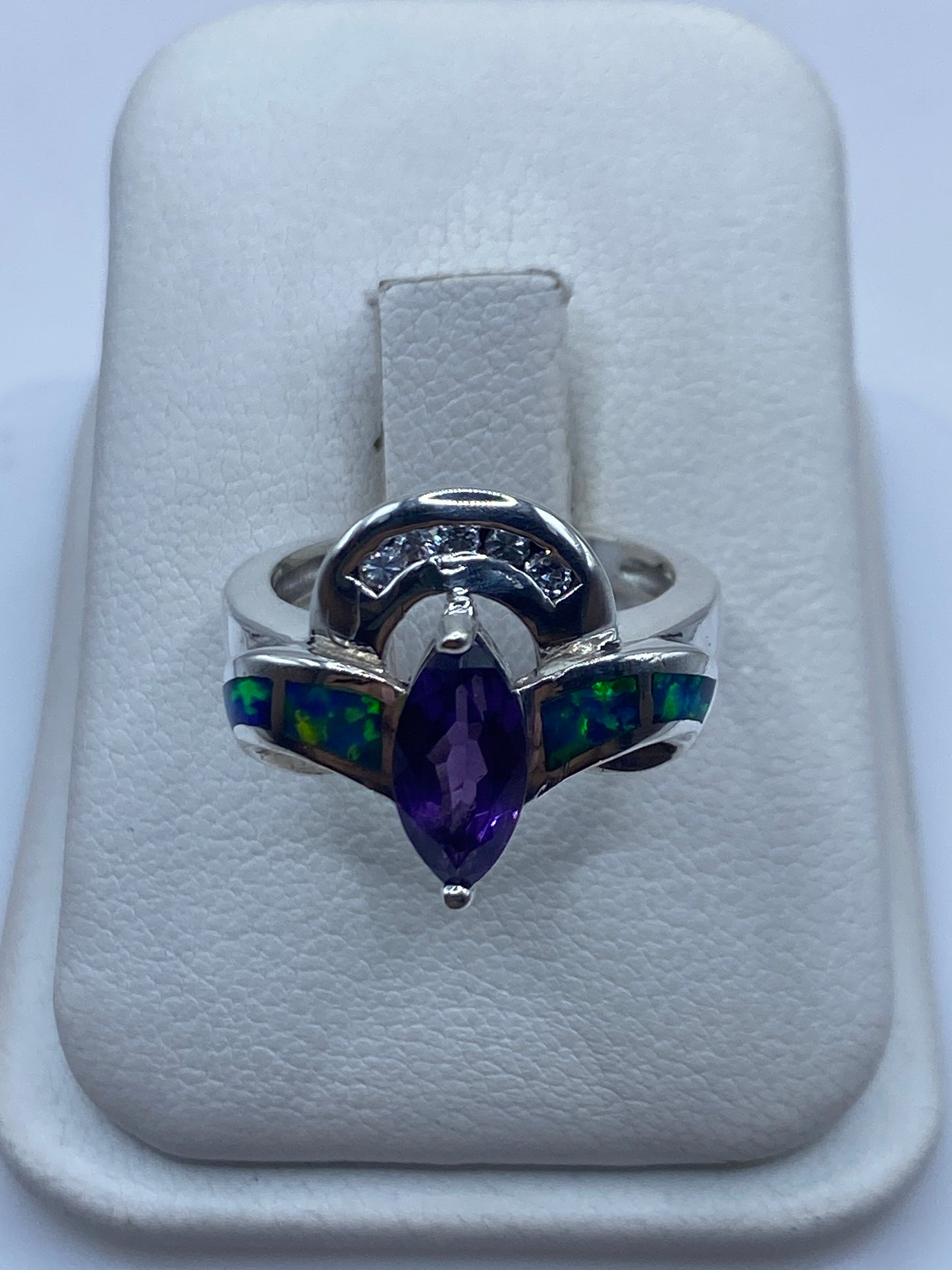 Anillo de plata con ópalo de fuego azul en talla 6 sobre estuche blanco