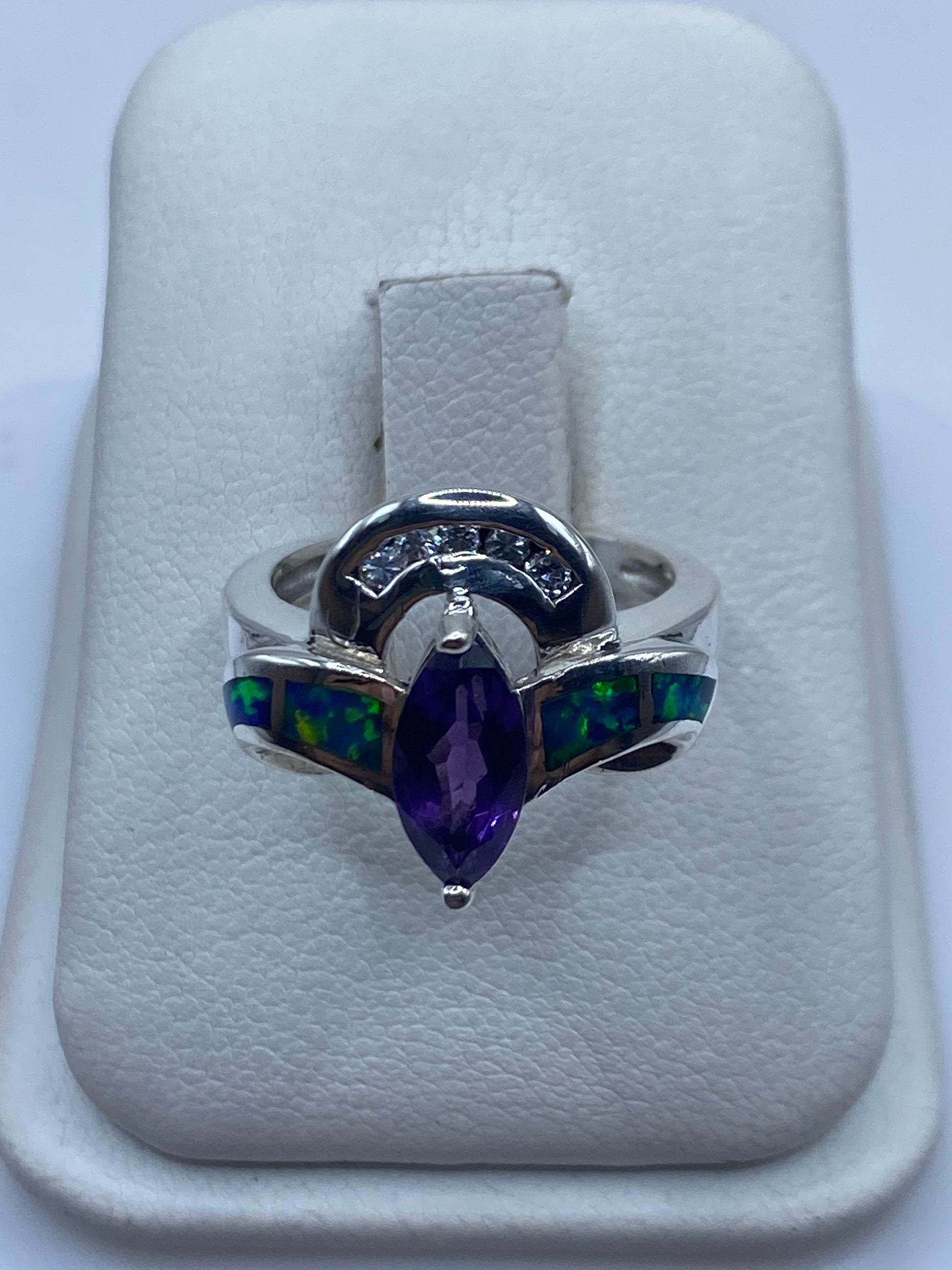 Anillo de plata con ópalo de fuego azul en talla 6 sobre estuche blanco