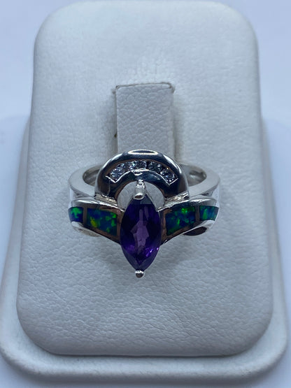 Anillo de plata con ópalo de fuego azul en talla 6 sobre estuche blanco