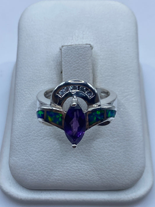 Anillo de plata con ópalo de fuego azul en talla 6 sobre estuche blanco