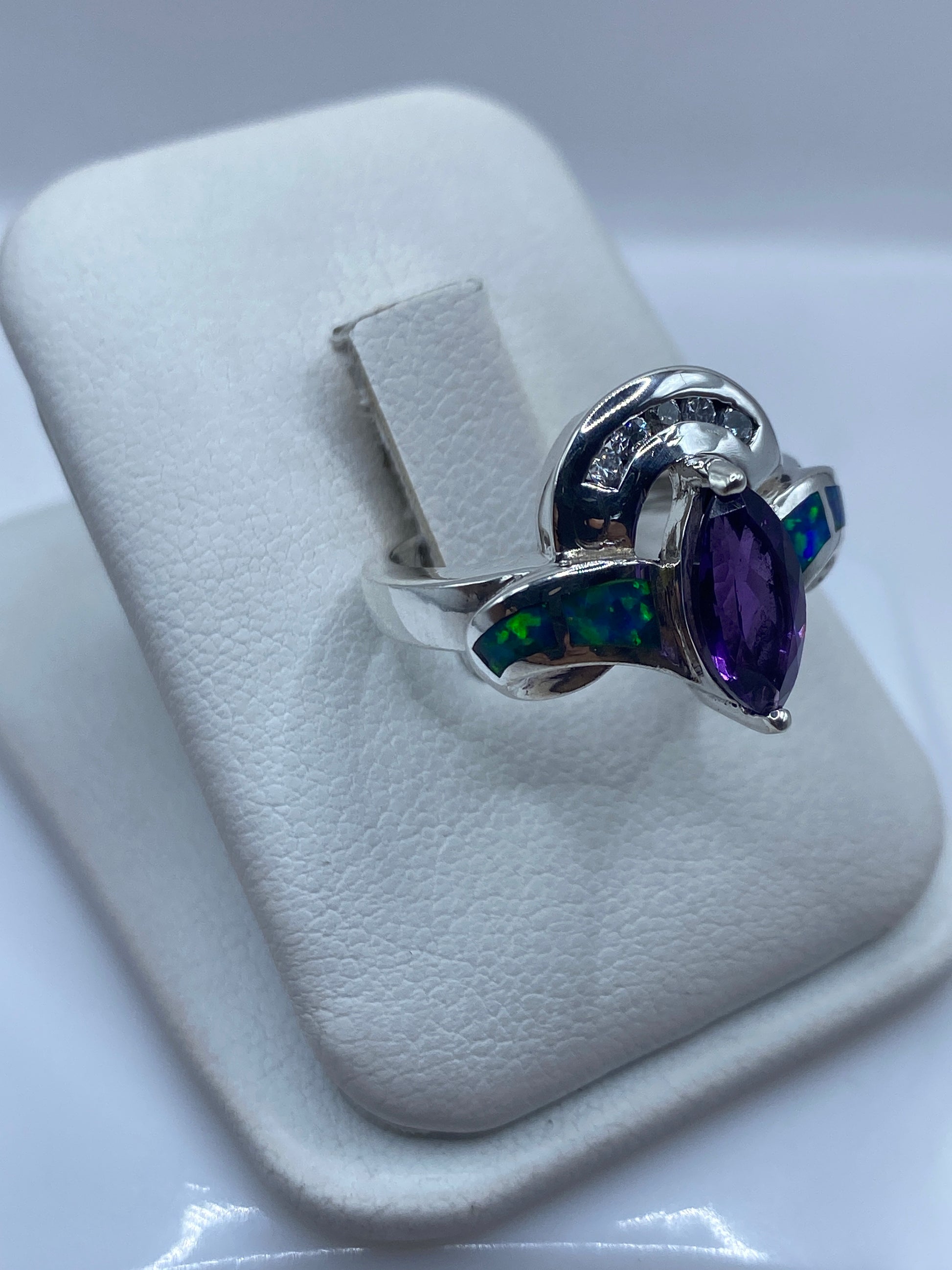 Detalle del ópalo azul y verde refractivo en montura de plata .925