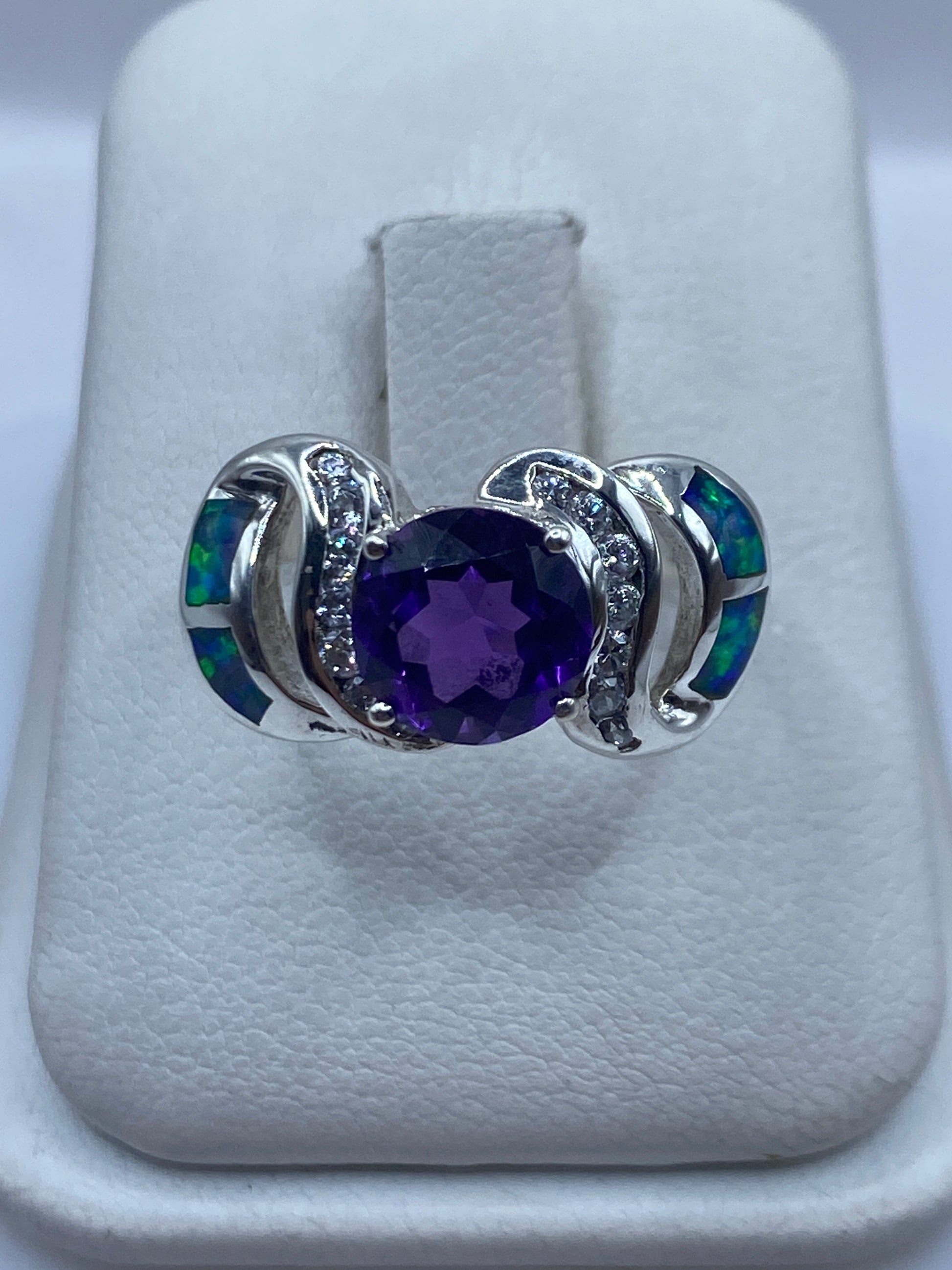 Anillo de plata con ópalo de fuego azul en engaste asimétrico