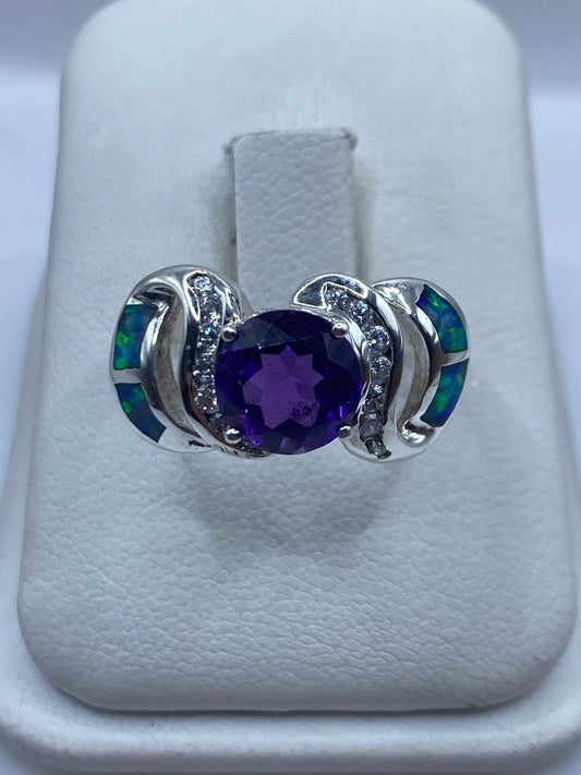Anillo de plata con ópalo de fuego azul en engaste asimétrico