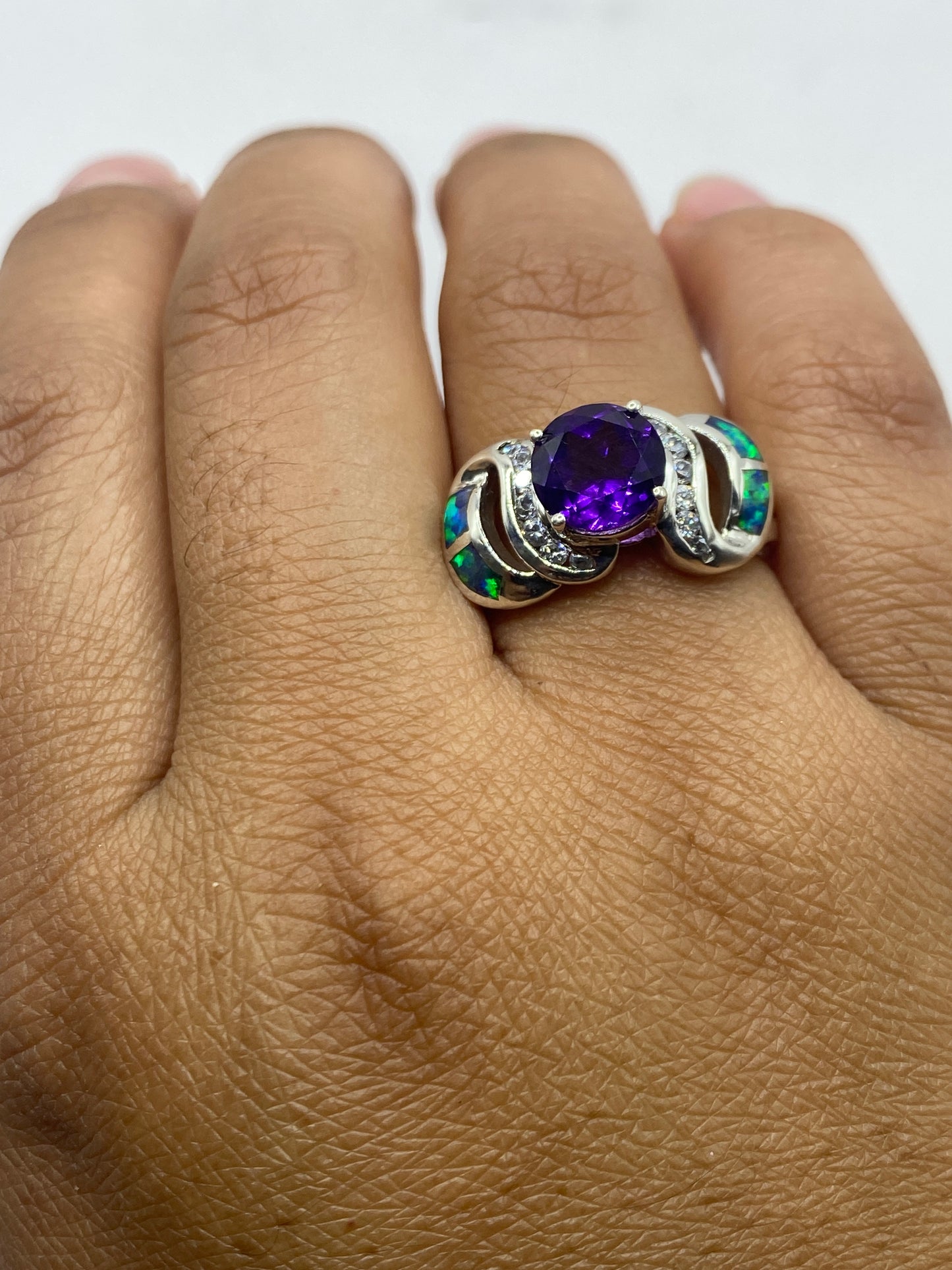 Anillo sobre fondo blanco mostrando el sello 925 de plata auténtica