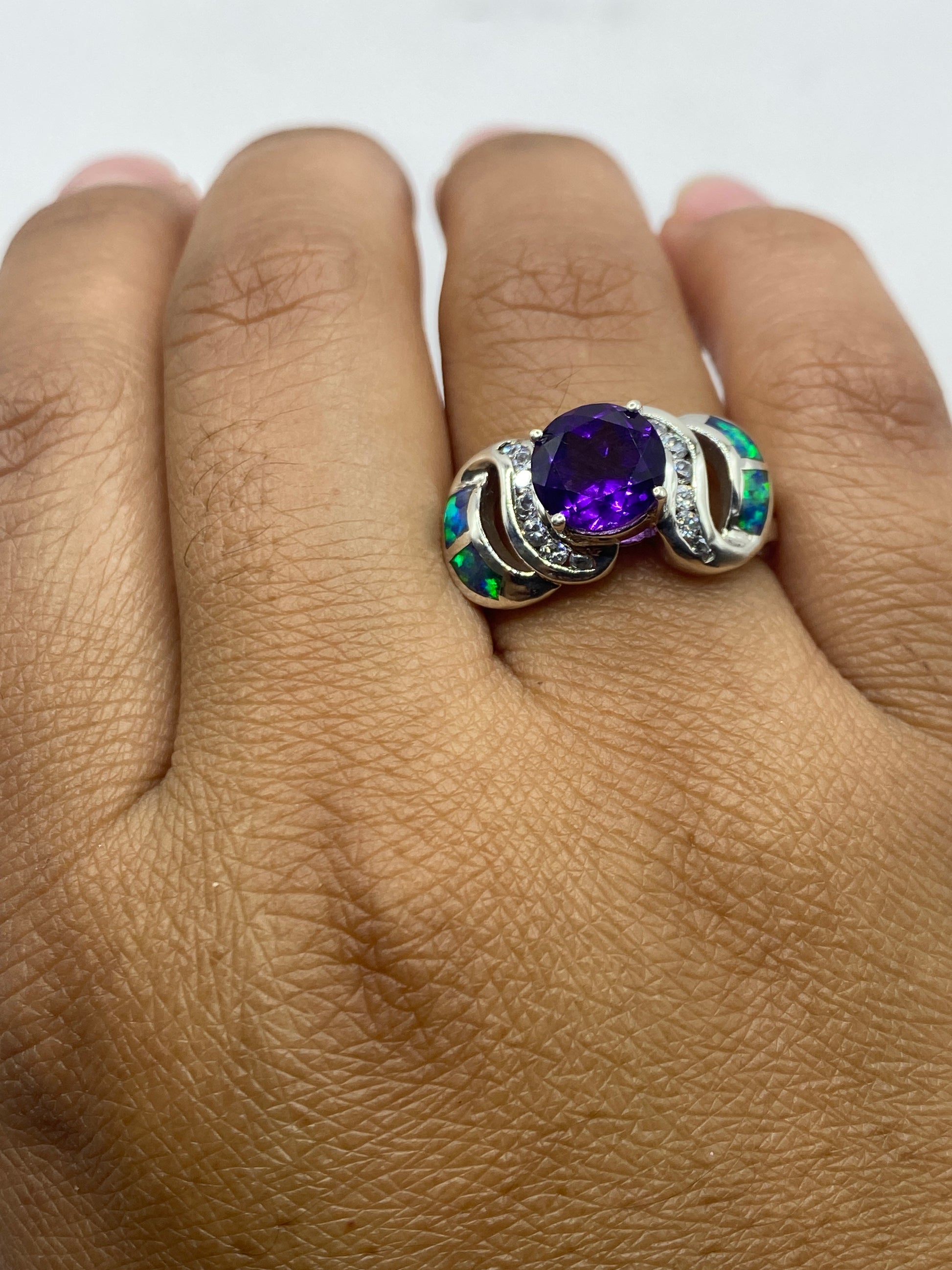 Anillo sobre fondo blanco mostrando el sello 925 de plata auténtica