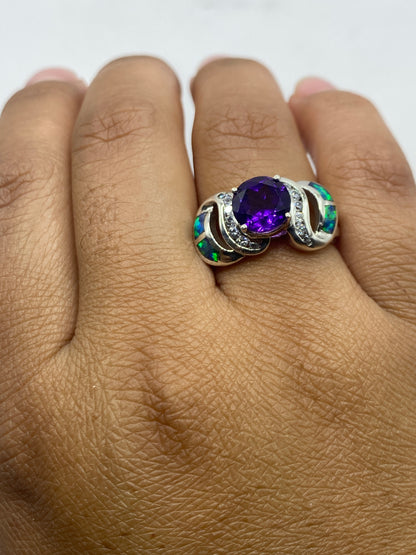 Anillo sobre fondo blanco mostrando el sello 925 de plata auténtica
