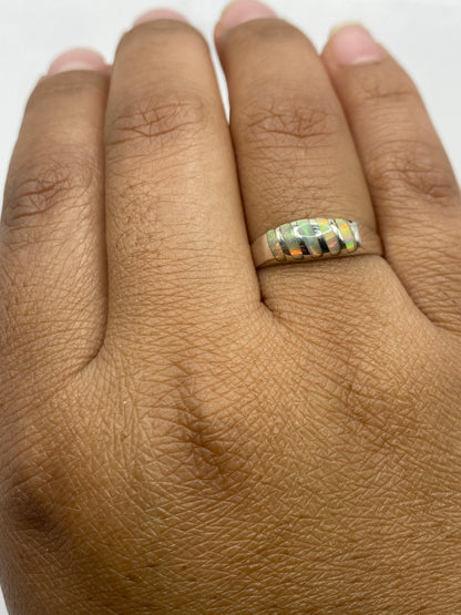Anillo puesto en dedo mostrando el brillo natural del ópalo bajo luz natural