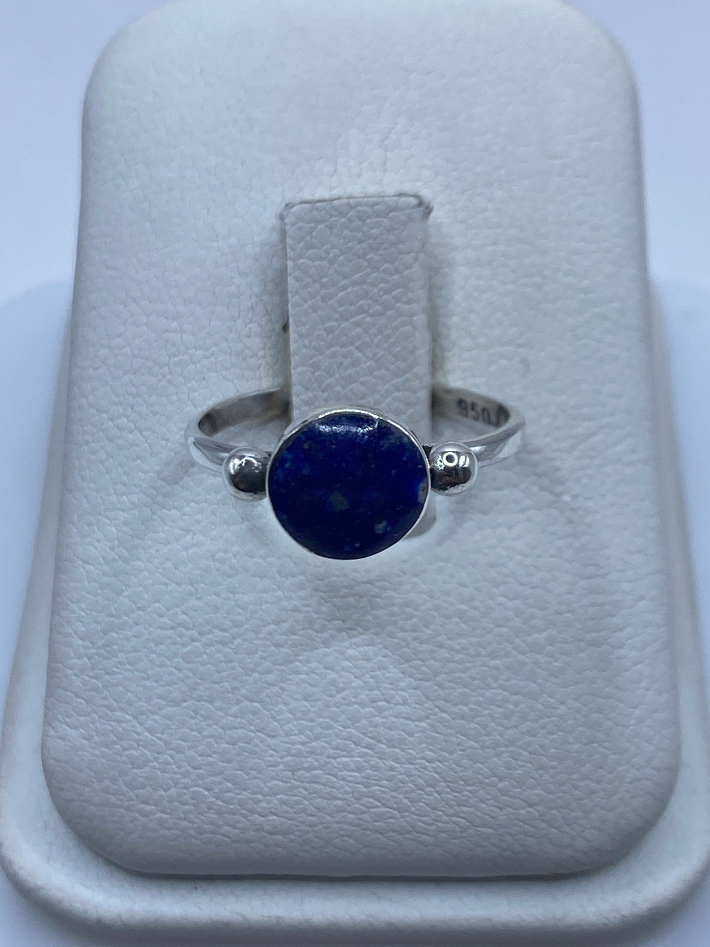 Anillo de plata .950 con lapislázuli azul solitario y esferas laterales en estuche blanco