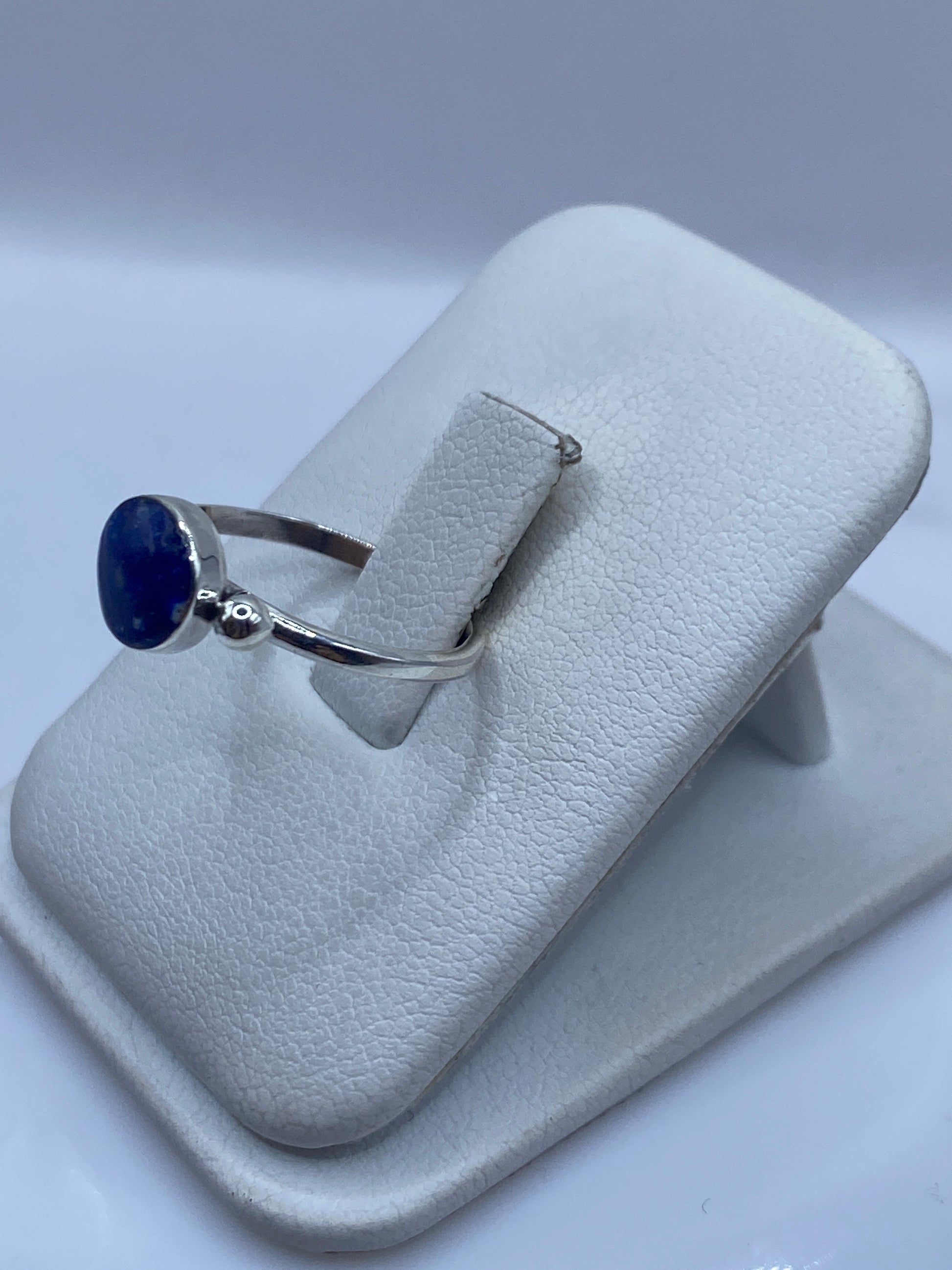 Vista lateral del anillo minimalista en plata pura de Taxco