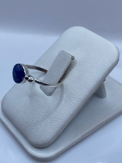 Vista lateral del anillo minimalista en plata pura de Taxco