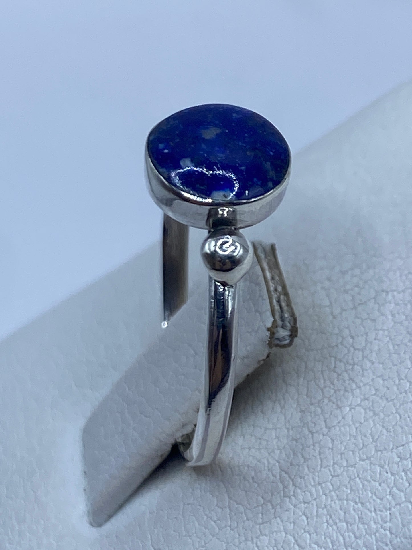 Detalle del lapislázuli azul profundo engastado en anillo de plata .950
