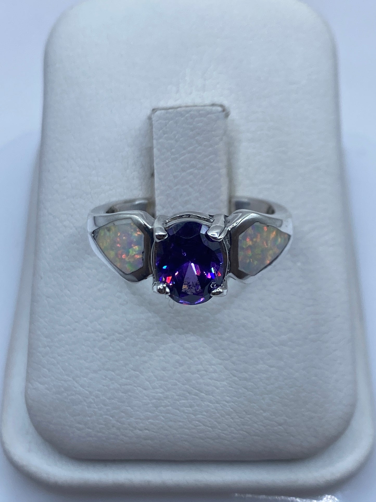 Anillo de plata .925 con ópalo de fuego solitario mostrando tonos naranja y rojo intensos