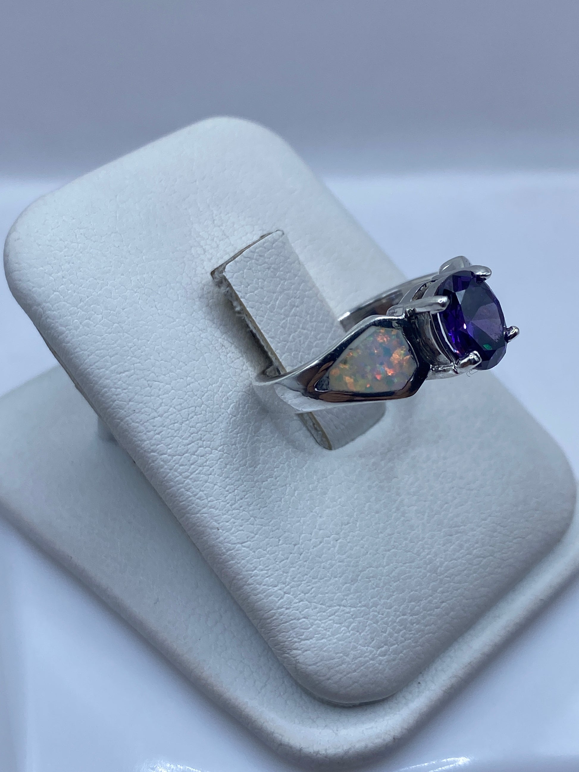 Vista lateral del anillo solitario de ópalo de fuego en engaste de plata, talla 6