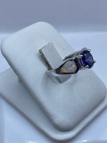 Vista lateral del anillo solitario de ópalo de fuego en engaste de plata, talla 6