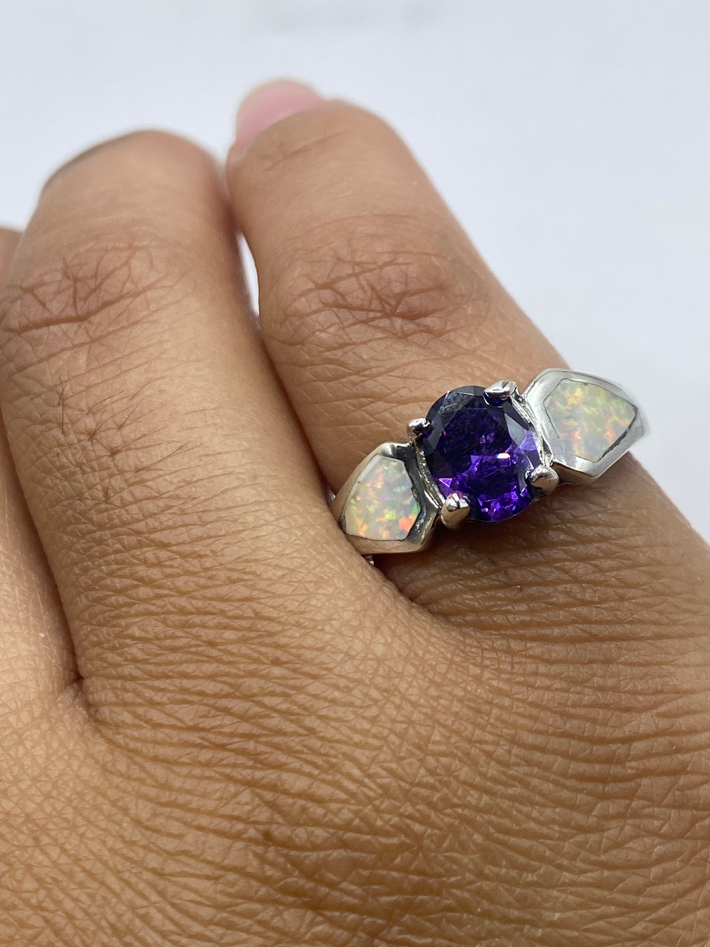 Anillo en dedo mostrando la profundidad del color naranja y amarillo del ópalo de fuego