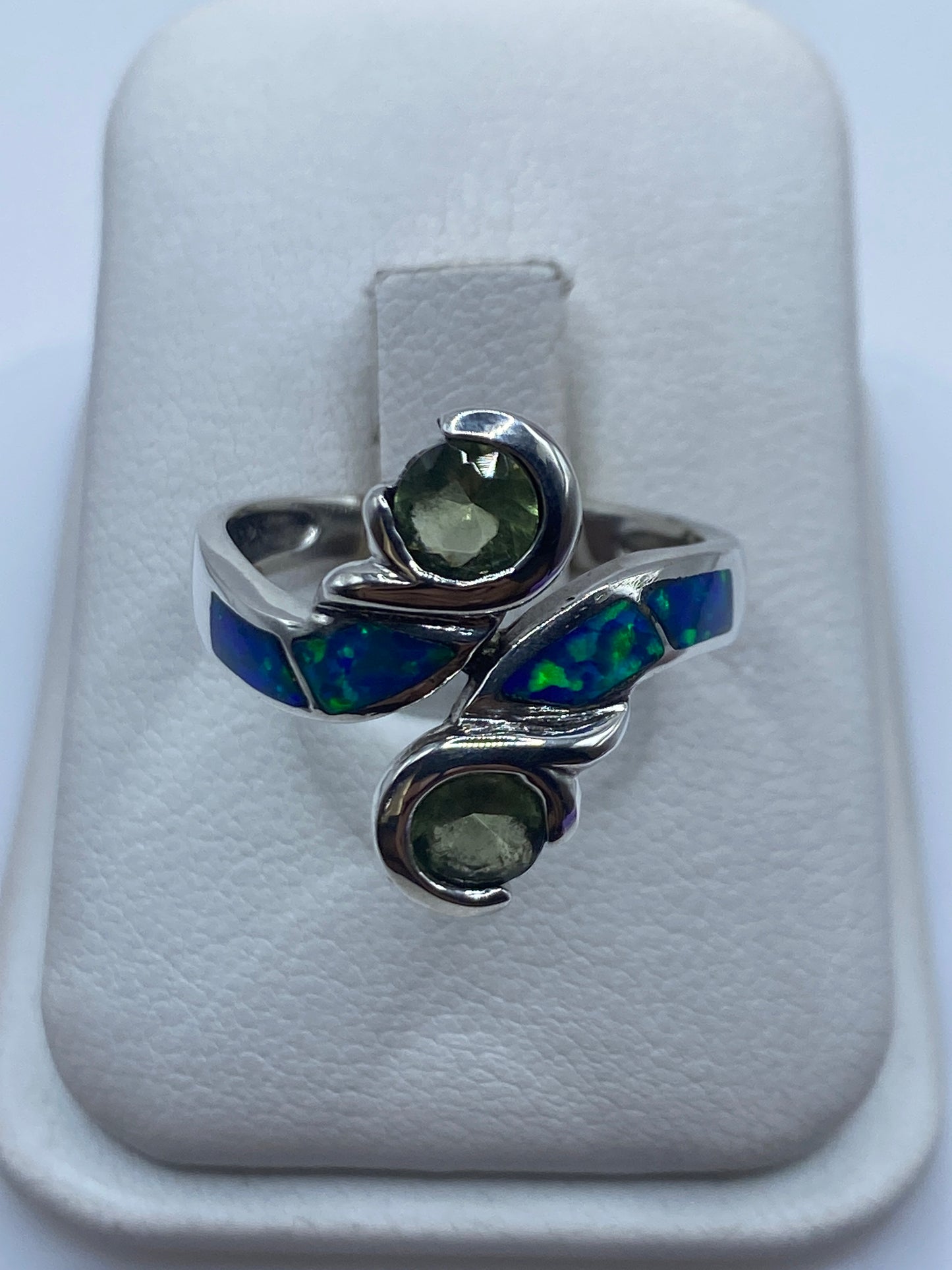 Anillo escultural de plata con ópalo de fuego azul en estuche blanco
