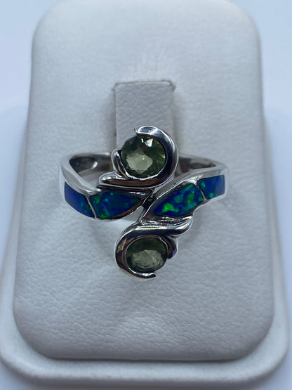 Anillo escultural de plata con ópalo de fuego azul en estuche blanco