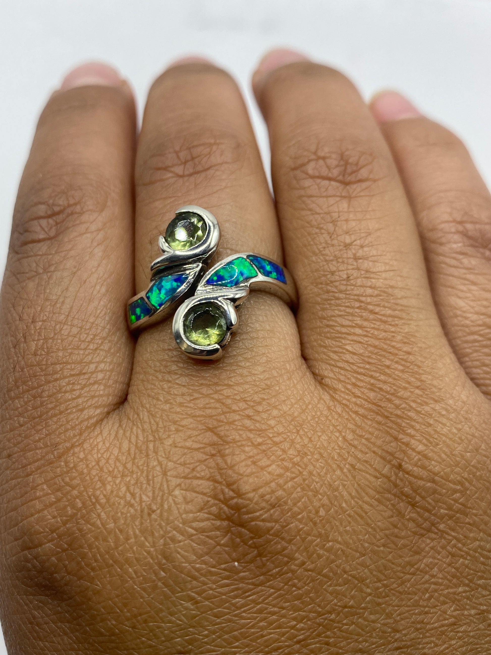 Anillo de ópalo azul sobre fondo gris mostrando el sello 925 MEXICO
