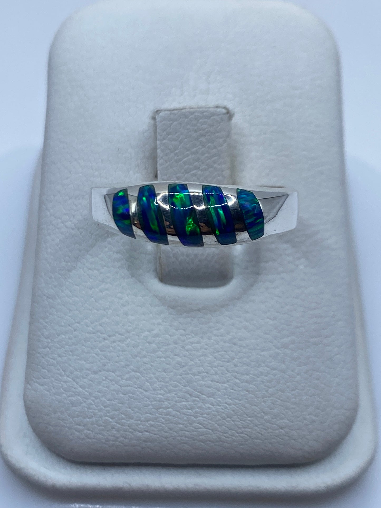 Anillo de plata con ópalo de fuego azul y verde intenso en estuche blanco