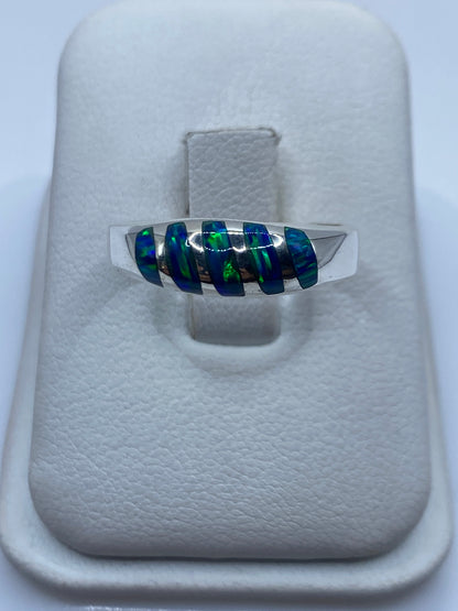 Anillo de plata con ópalo de fuego azul y verde intenso en estuche blanco