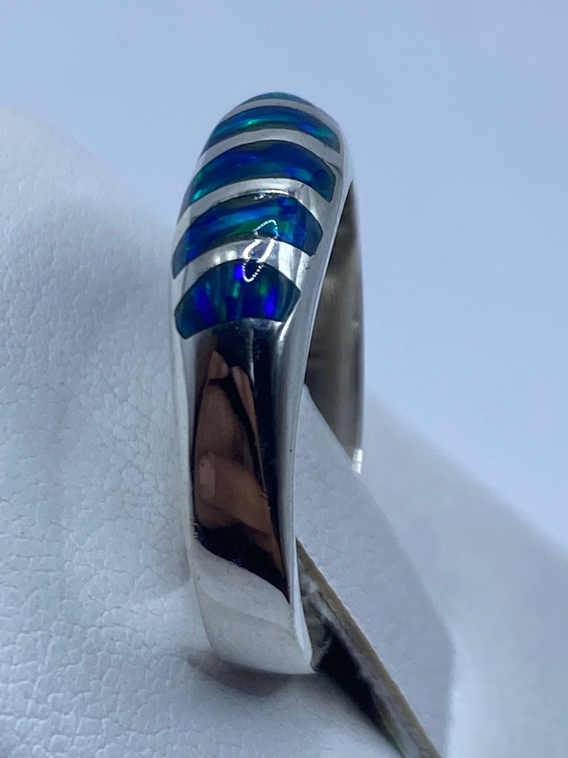 Detalle del ópalo azul con juego cromático verde en anillo de Taxco