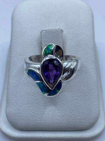 Anillo de plata coctel con ópalo de fuego azul engastado en diseño escultórico