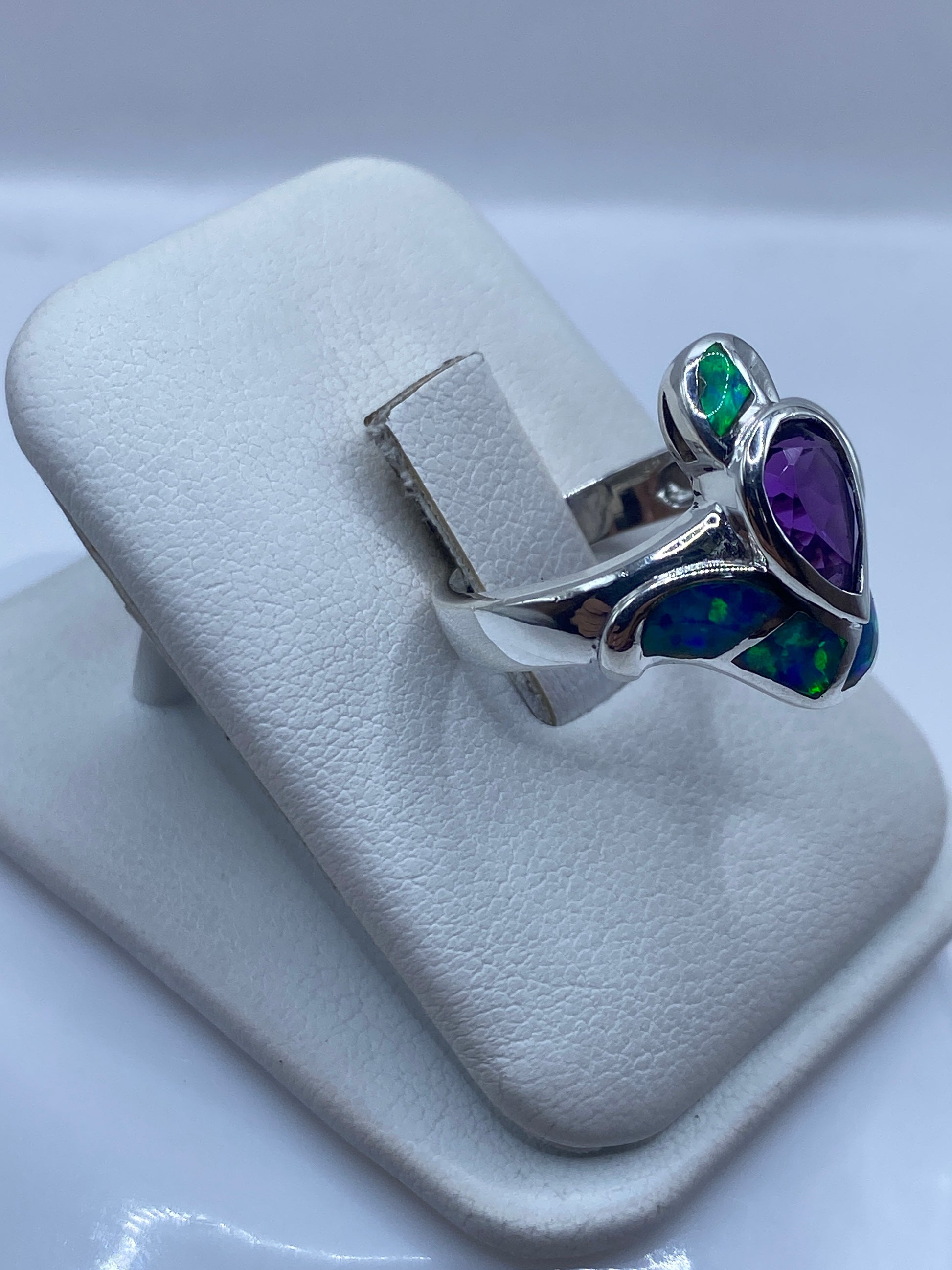 Vista lateral del anillo mostrando el ópalo de fuego azul brillante en plata .925