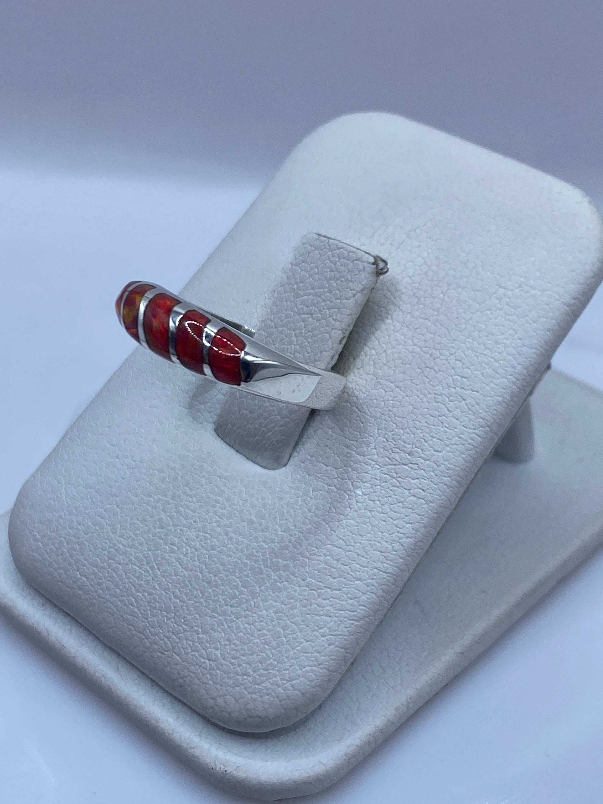 Detalle frontal del Ópalo de Fuego rojo con tonos ámbar en el engaste de plata