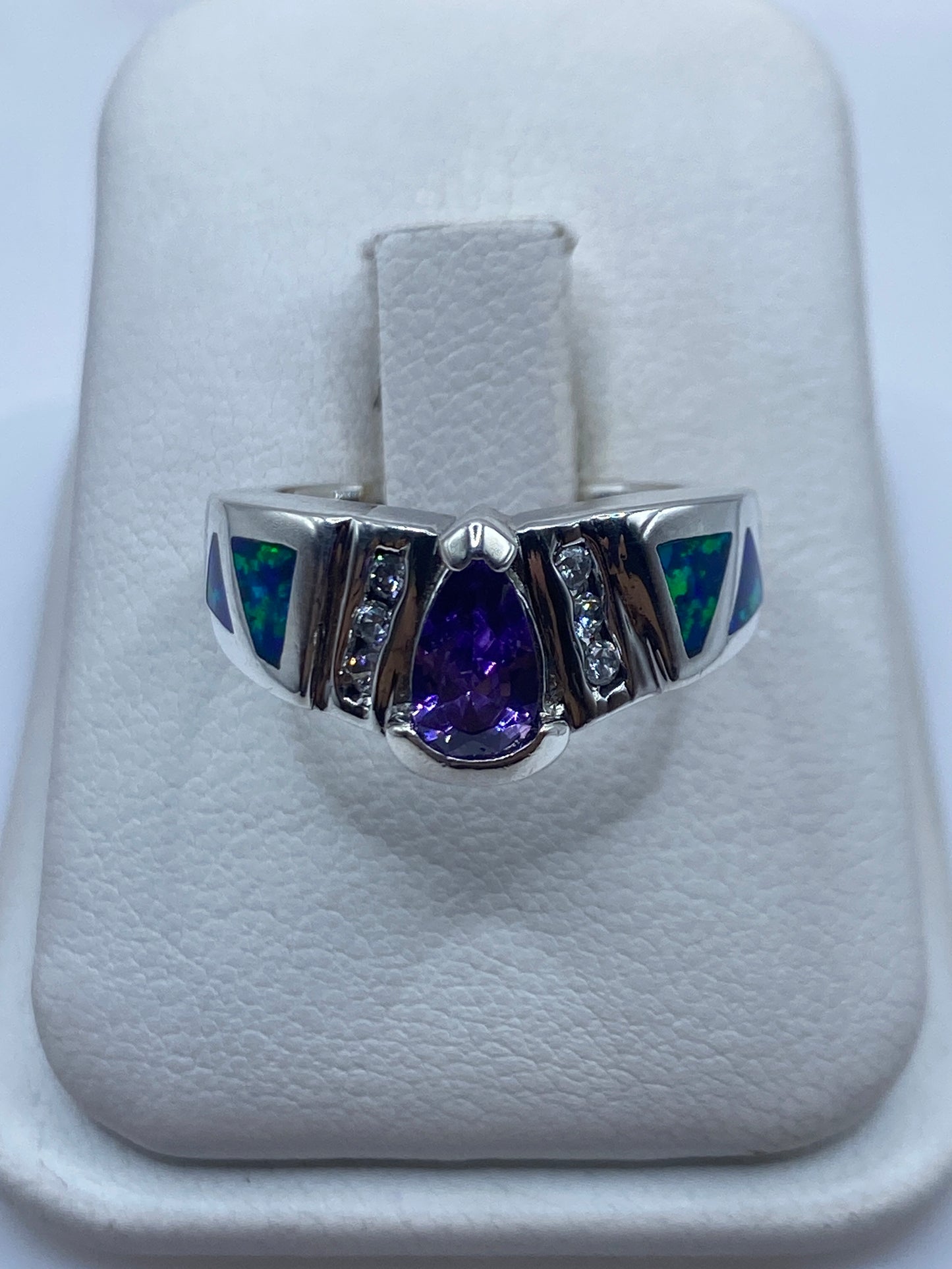 Anillo de plata con ópalo de fuego verde y azul iridiscente en estuche blanco