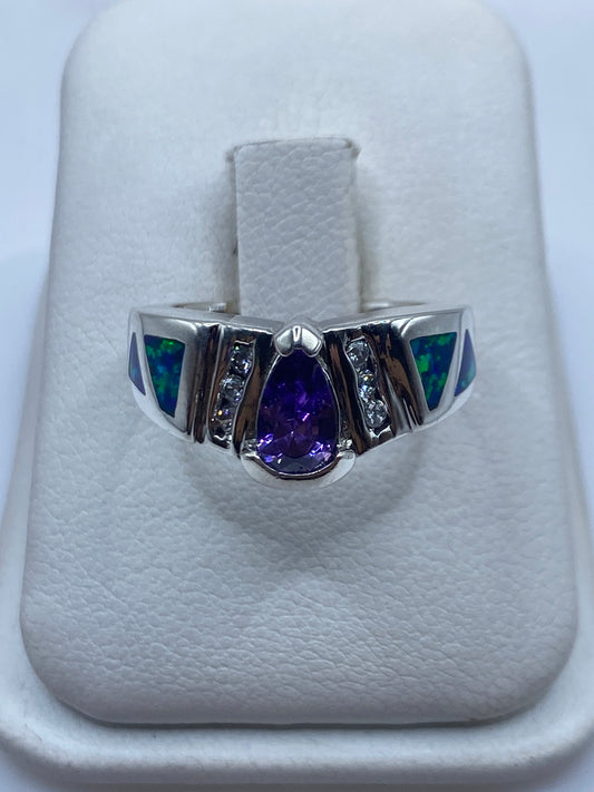 Anillo de plata con ópalo de fuego verde y azul iridiscente en estuche blanco