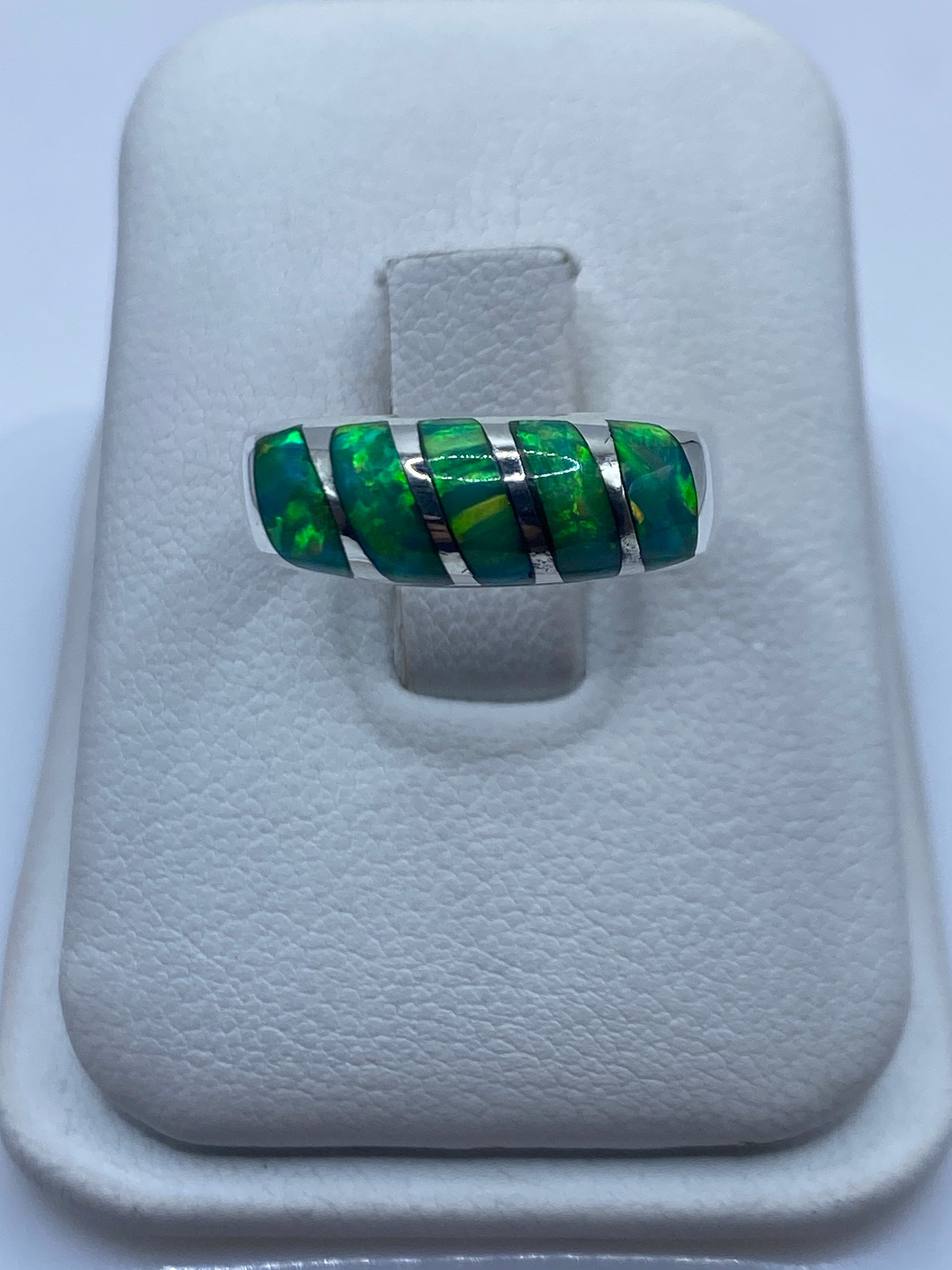 Anillo de plata .950 con ópalo de fuego verde limón en joyero