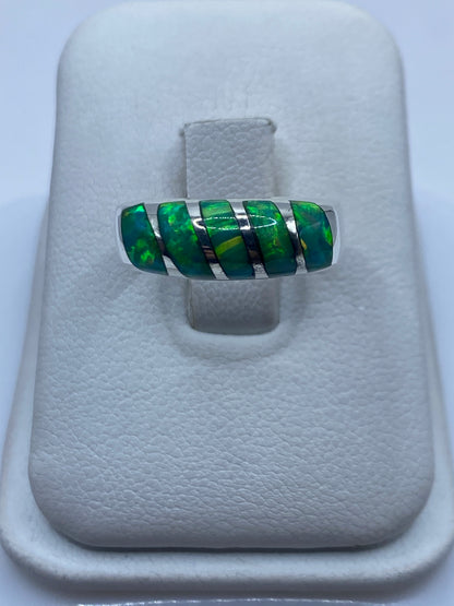 Anillo de plata .950 con ópalo de fuego verde limón en joyero