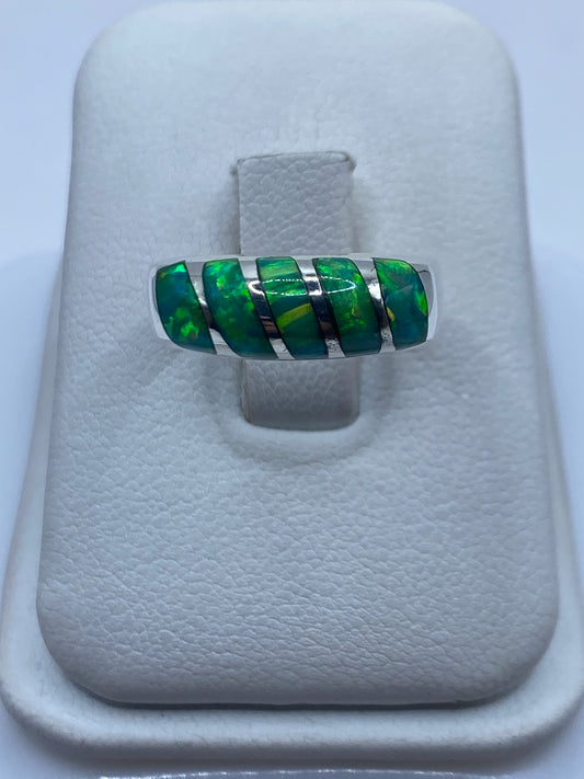 Anillo de plata .950 con ópalo de fuego verde limón en joyero