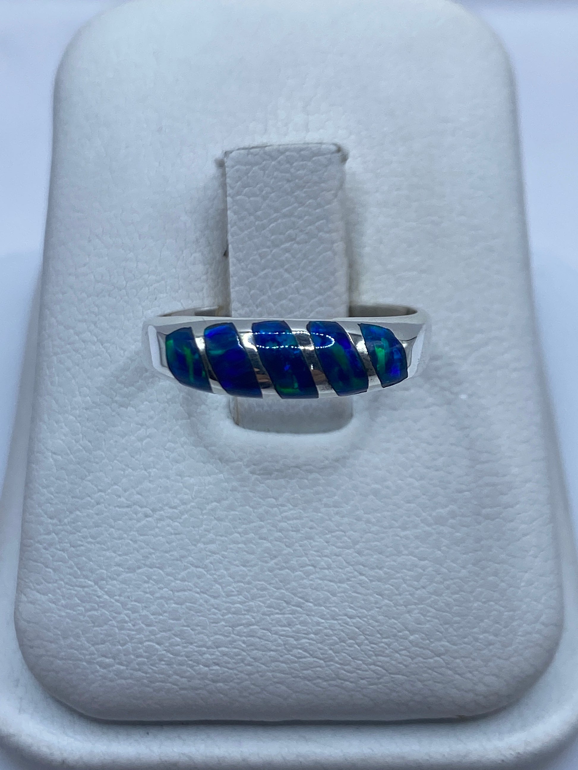Anillo de plata .950 con ópalo de fuego azul en estuche blanco