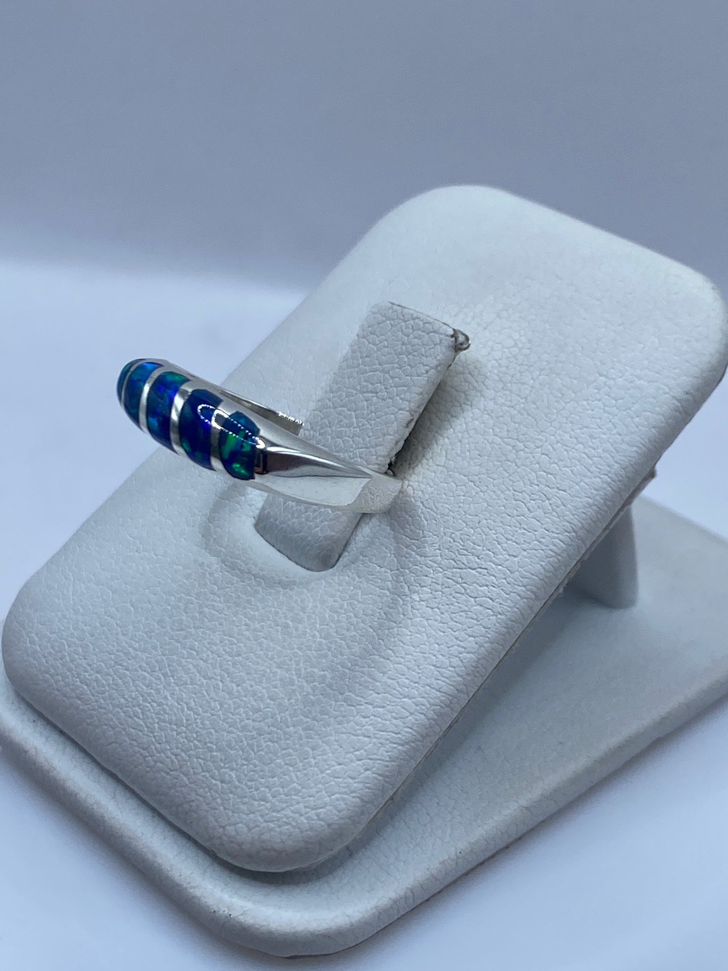Detalle del ópalo de fuego con destellos azules y verdes en plata .950