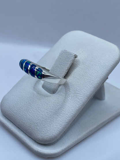 Detalle del ópalo de fuego con destellos azules y verdes en plata .950