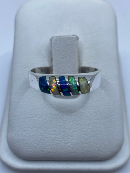 Anillo de plata .950 con ópalo de fuego multicolor engastado artesanalmente, mostrando fuego rojo, verde y azul