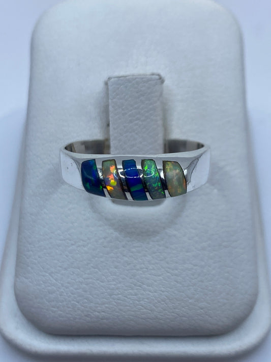 Anillo de plata .950 con ópalo de fuego multicolor engastado artesanalmente, mostrando fuego rojo, verde y azul