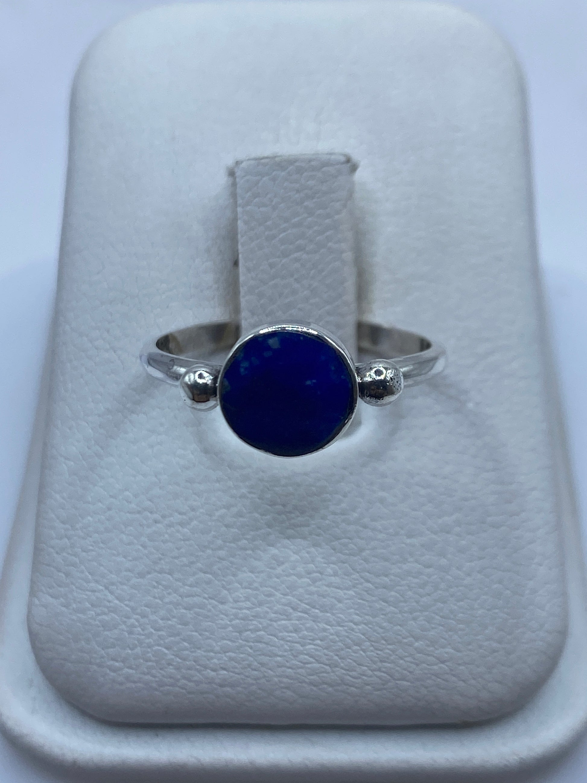 Anillo de plata solitario con lapislázuli azul profundo en estuche blanco