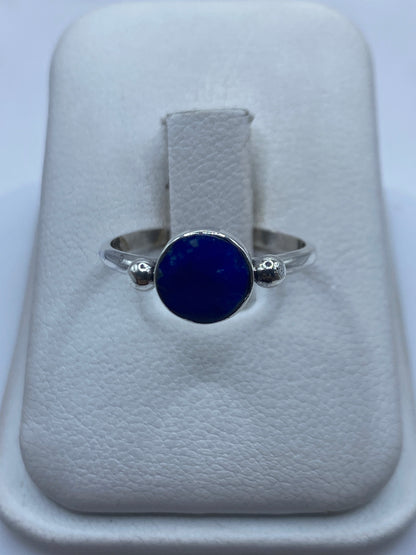 Anillo de plata solitario con lapislázuli azul profundo en estuche blanco
