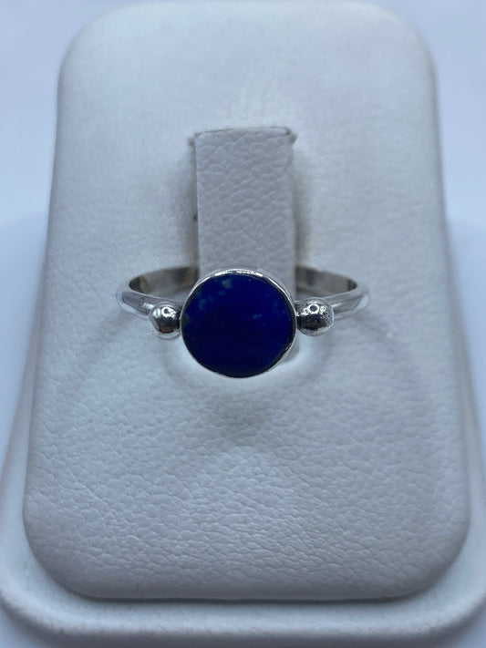 Anillo de plata solitario con lapislázuli azul profundo en estuche blanco