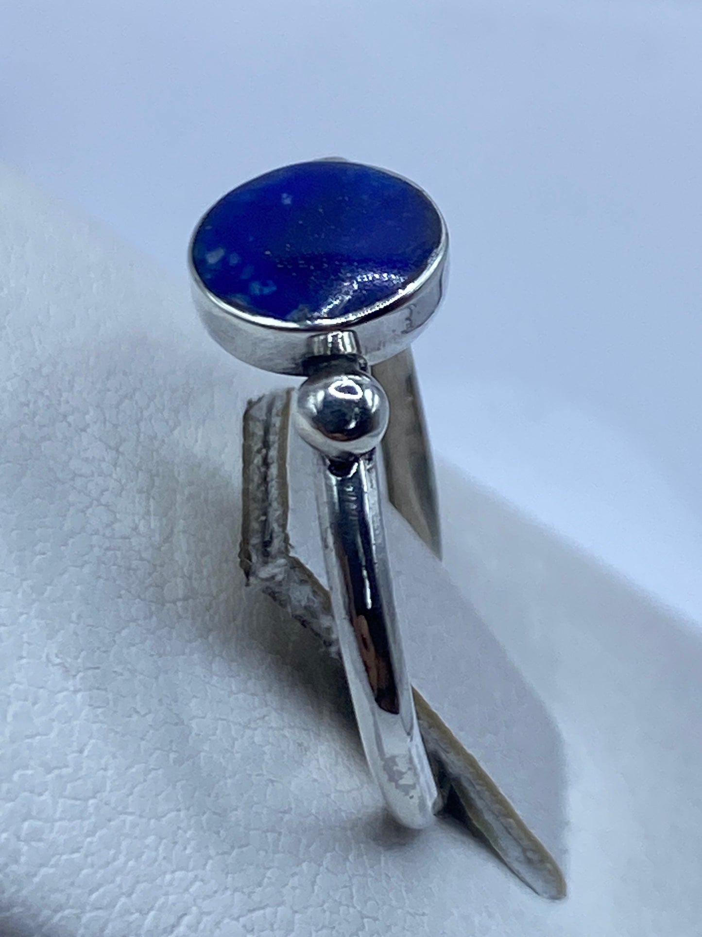 Detalle del lapislázuli azul natural con motas de pirita en el anillo