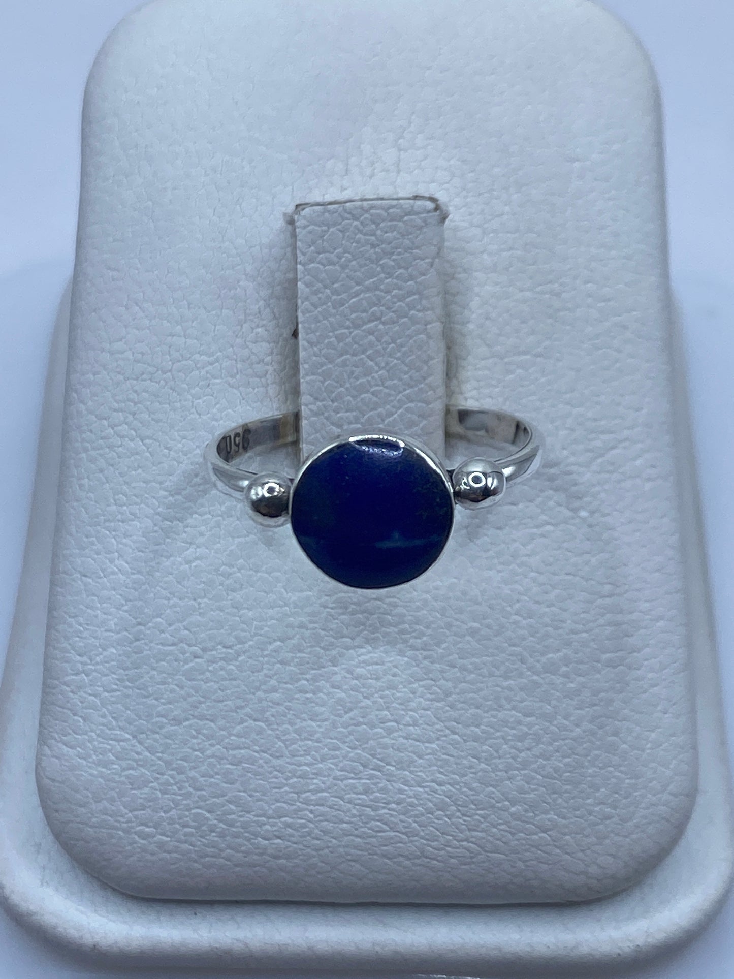 Anillo de plata .950 con lapislázuli azul profundo en caja de presentación