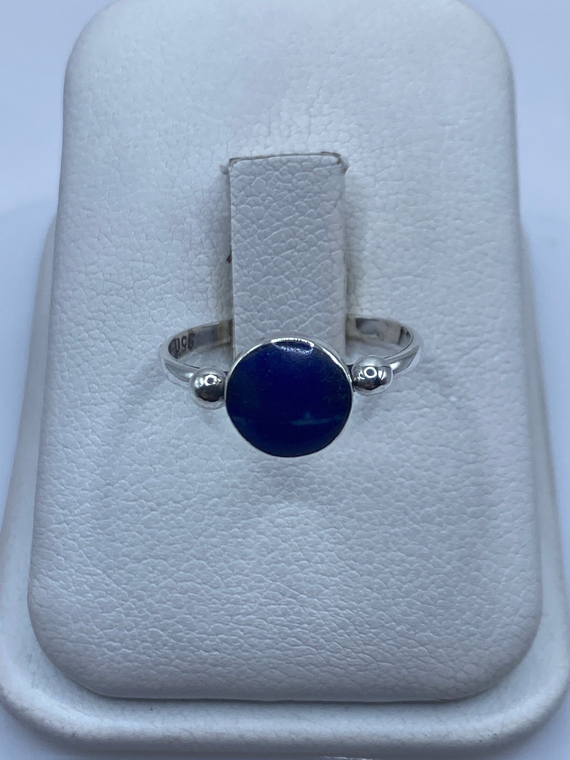 Anillo de plata .950 con lapislázuli azul profundo en caja de presentación