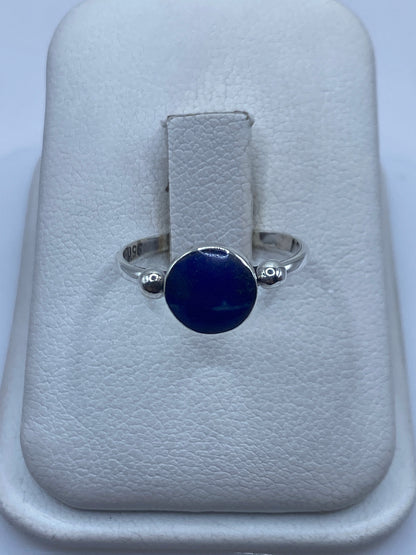 Anillo de plata .950 con lapislázuli azul profundo en caja de presentación