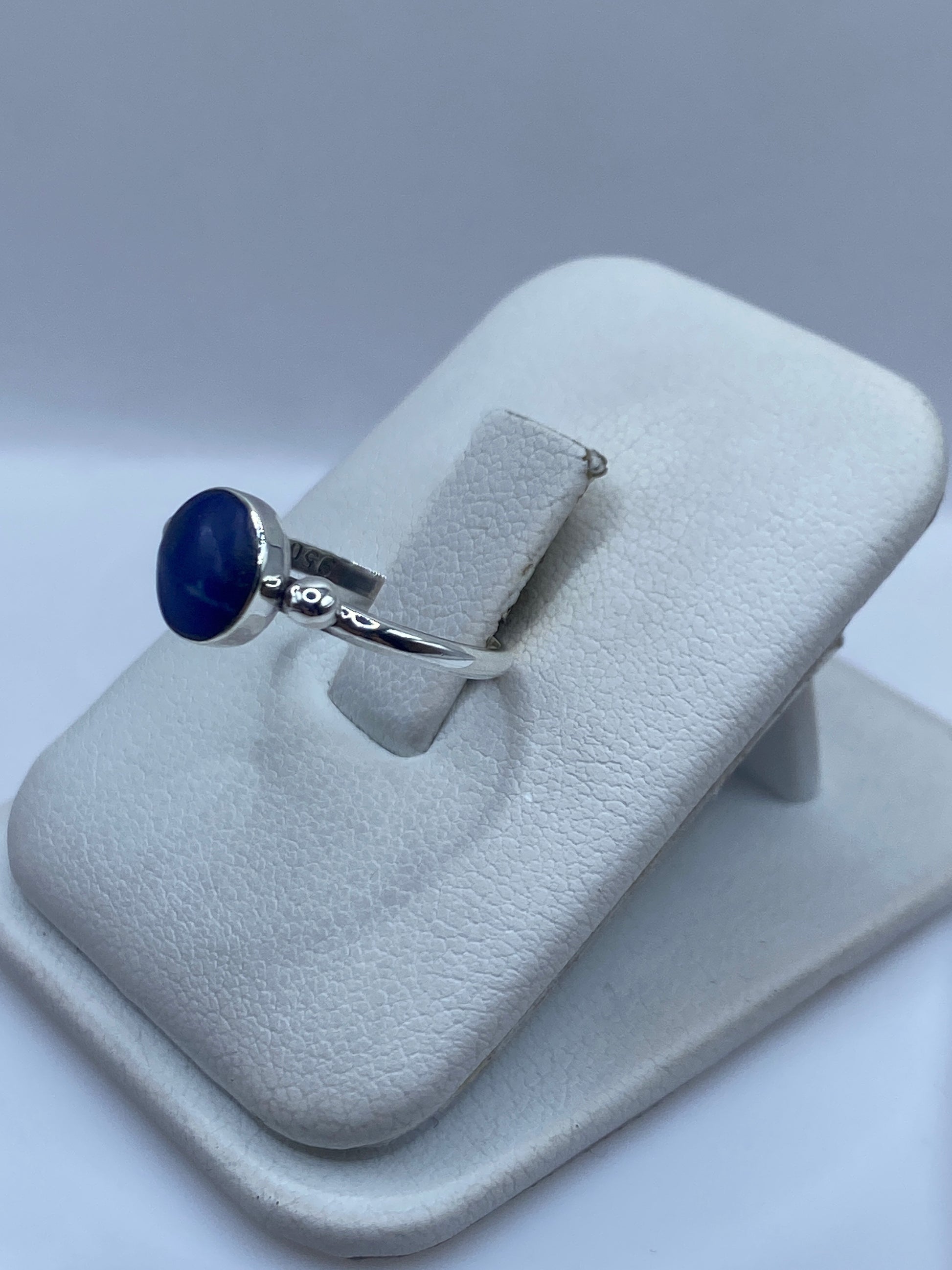 Detalle del lapislázuli azul natural con vetas de oro pirita en anillo solitario