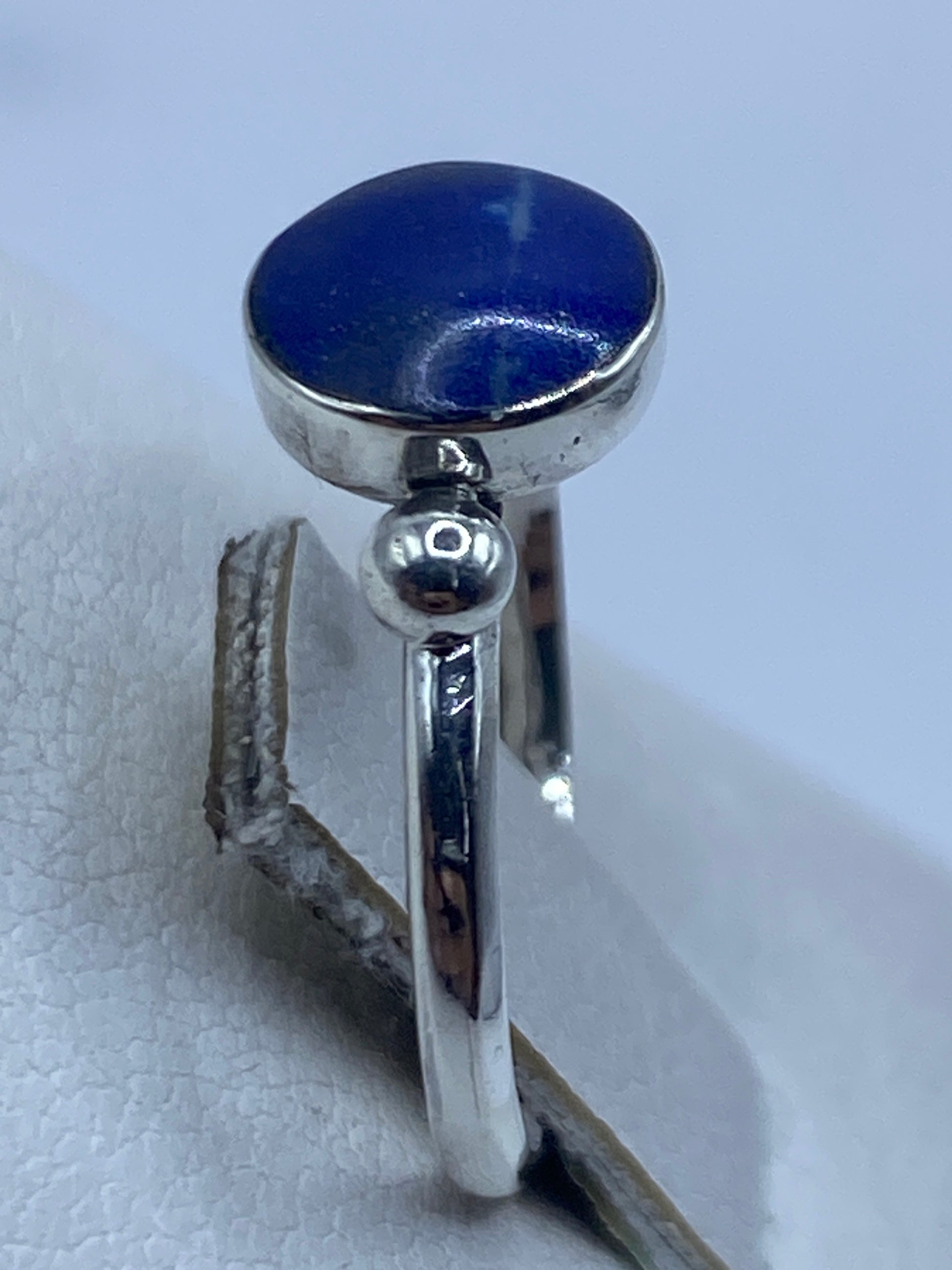 Anillo plata .950 lapislázuli puesto en mano mostrando color azul intenso