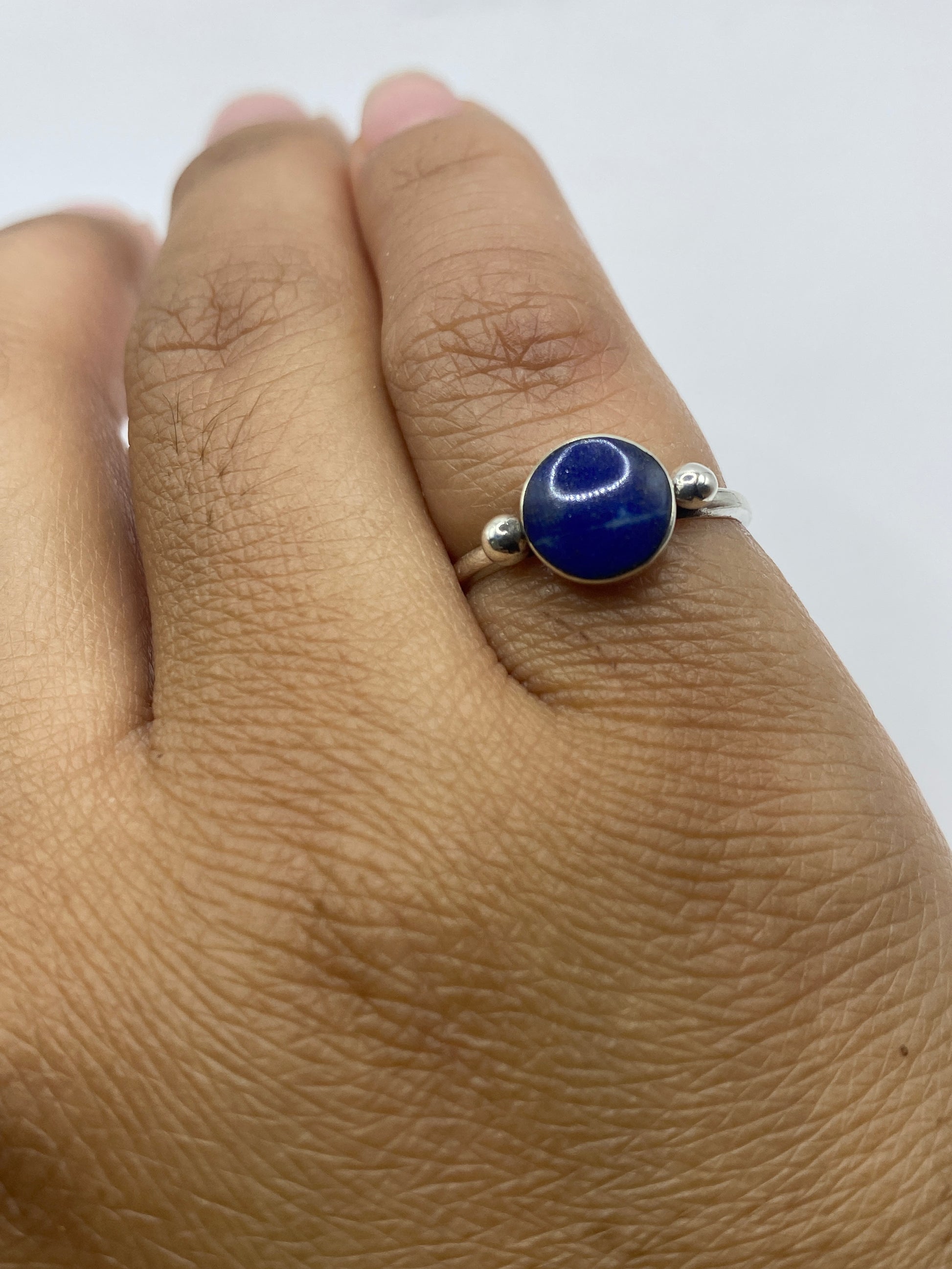 Vista lateral del anillo minimalista con sello 950 visible en la banda